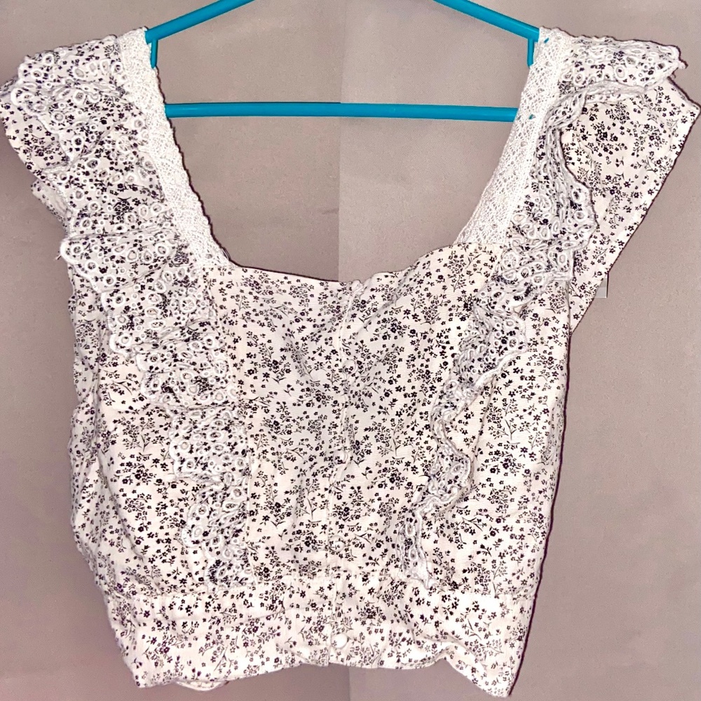 American Eagle grey and white floral crop top